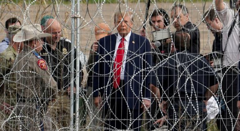 Donald Trump durante su visita a Eagle Pass, Texas antes de ar